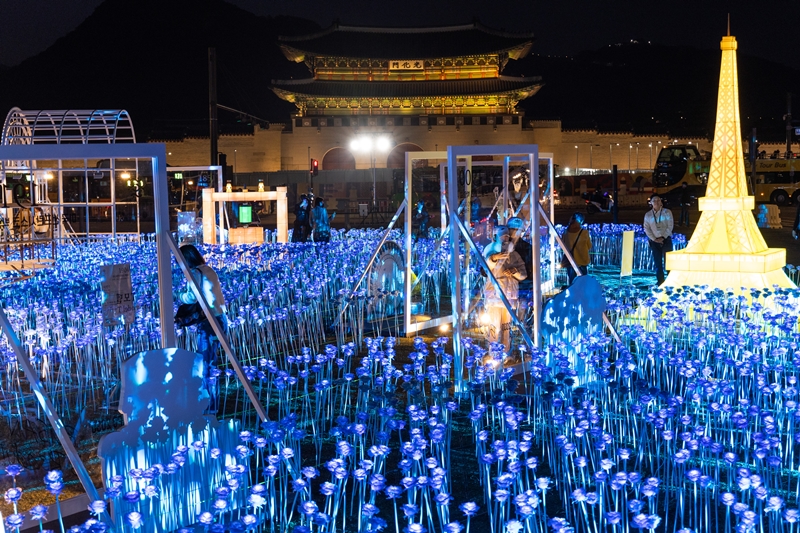 Masyarakat sedang melihat-lihat taman bunga mawar dari lampu LED pada tanggal 30 Maret. Taman tersebut disiapkan di Alun-alun Gwanghwamun sebagai salah satu bentuk dukungan untuk bidding World Expo 2030 Busan. (Yonhap News) 