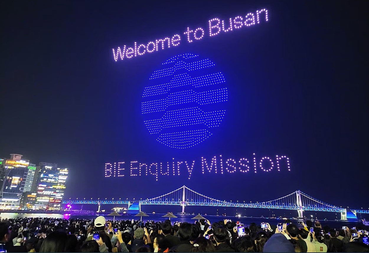 Pertunjukan 1.500 unit drone menghiasi langit malam Pantai Gwangalli di Busan pada tanggal 1 April lalu untuk mendukung bidding Kota Busan yang ingin menjadi tuan rumah World Expo 2030. (Pemerintah Suyeong-gu, Kota Busan) 