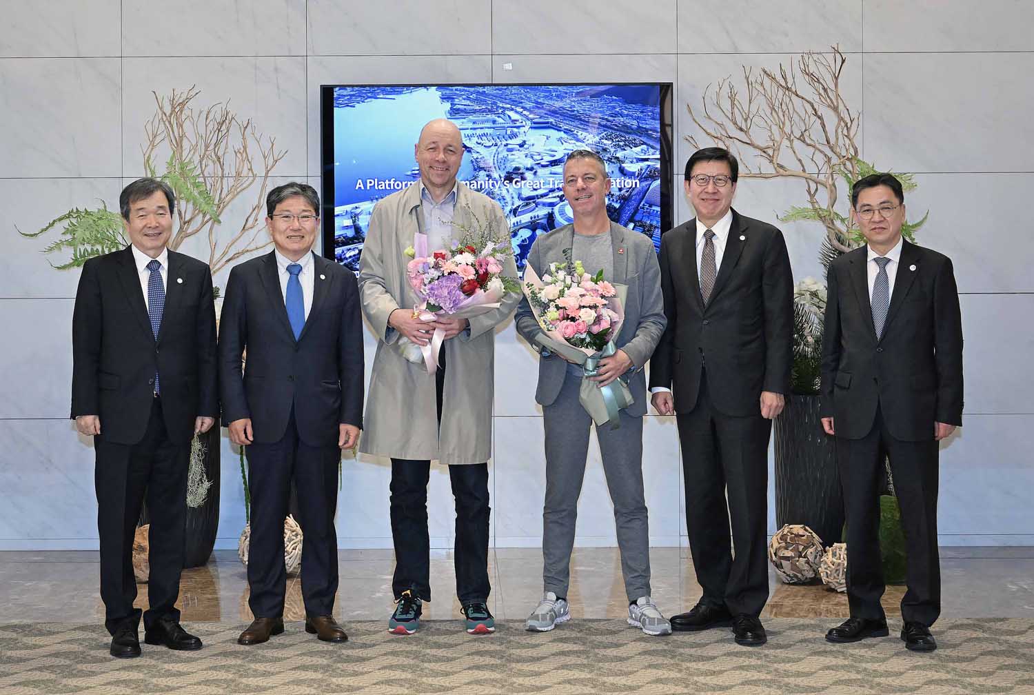 Wali Kota Busan, Park Heong-joon (kedua dari kanan) dan Sekretaris Jenderal Komite Penawaran untuk World Expo 2030 Busan, Yoon Sang-jik (kedua dari kiri) sedang berfoto bersama perwakilan Delegasi BIE di Bandara Internasional Incheon pada tanggal 2 April. (Kementerian Perindustrian, Perdagangan, dan Sumber Daya) 