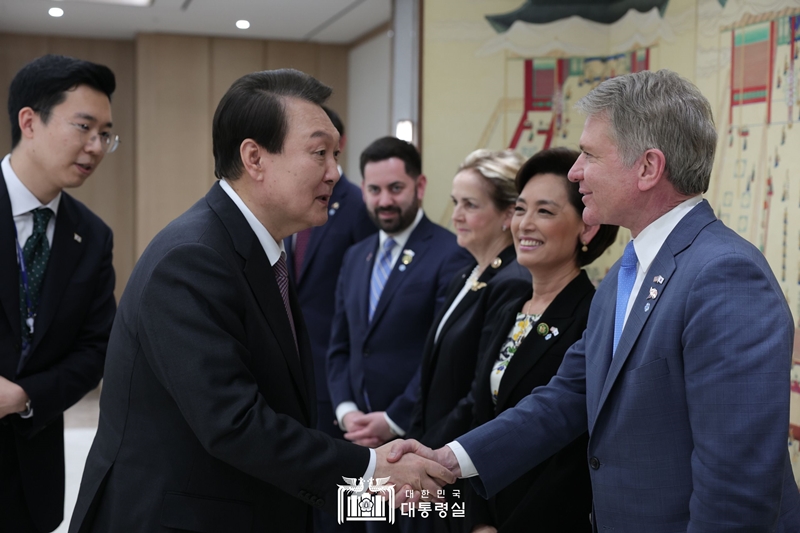 Presiden Yoon Suk Yeol terlihat sedang berjabat tangan dengan Kepala Komite Luar Negeri Kongres Amerika Serikat, Michael McCaul pada tanggal 5 April di Kantor Kepresidenan, Yongsan, Seoul. (Kantor Kepresidenan Republik Korea) 