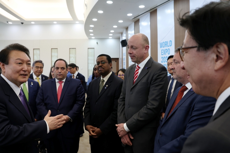 Presiden Yoon Suk Yeol (kiri) terlihat sedang berdialog dengan Patrick Specht, Kepala Komite Administrasi dan Bujet BIE pada jamuan malam terakhir Delegasi BIE (Bureau International des Expositions) yang diselenggarakan pada tanggal 6 April di Nurimaru APEC House, Haeundae-gu, Kota Busan. (Jeon Han) 