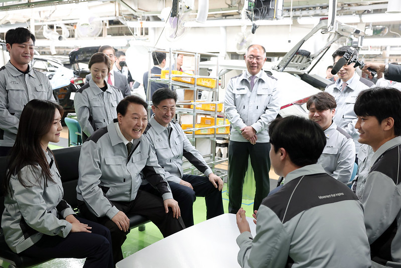 Presiden Yoon Suk Yeol terlihat sedang berdialog dengan para karyawan pabrik sebelum upacara peletakan batu pabrik mobil listrik yang digelar pada tanggal 11 April di KIA AutoLand Hwaseong, Kota Hwaseong, Provinsi Gyeonggi.