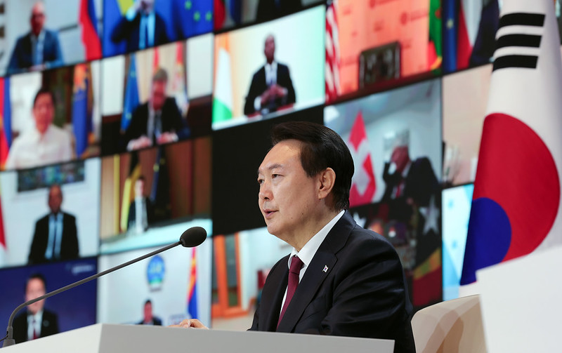 Presiden Yoon Suk Yeol akan memimpin KTT (Konferensi Tingkat Tinggi) Korea dan Negara-negara Kepulauan Pasifik yang akan digelar di Korea pada tanggal 29-30 Mei. Foto di atas menunjukkan Presiden Yoon yang sedang memimpin sidang paripurna pada KTT Demokrasi Kedua yang digelar bersama dengan para pemimpin Amerika Serikat, Kosta Rika, Belanda, dan Zambia. (Kantor Kepresidenan Republik Korea) 