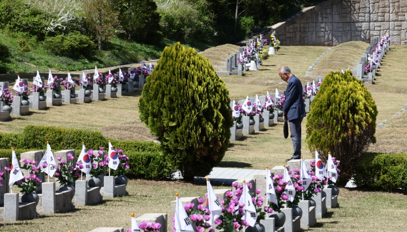 Seorang kerabat korban Revolusi April terlihat sedang berdoa di hadapan sebuah makam pada tanggal 19 April di Makam Nasional untuk Revolusi April, Gangbuk-gu, Seoul. Revolusi April merupakan sebuah revolusi yang terjadi pada tanggal 19 April 1960. Saat itu para mahasiswa dan masyarakat umum berdemonstrasi untuk menuntut demokrasi dan meminta mantan Presiden Syngman Rhee untuk turun dari jabatannya. Tahun ini menjadi tahun ke-63 peringatan Revolusi April tersebut. (Yonhap News)