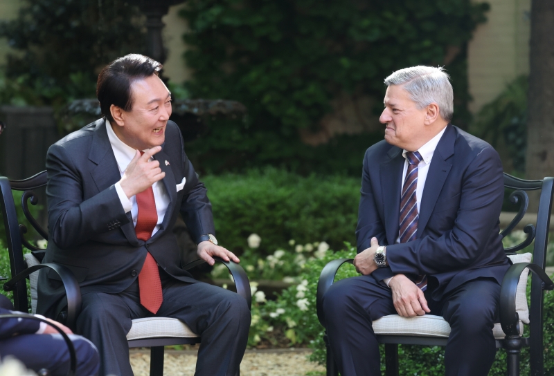 Presiden Yoon Suk Yeol terlihat sedang berdialog dengan co-CEO Netflix, Ted Sarandos pada tanggal 24 April (waktu setempat) di Blair House, Washington DC. 