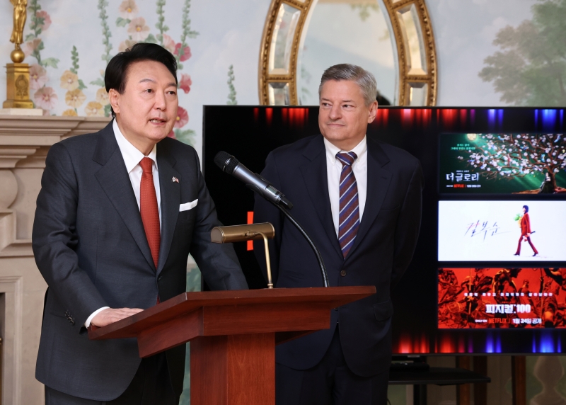 Presiden Yoon Suk Yeol terlihat mempresentasikan rencana investasi Netflix ke konten Korea. Presiden Yoon melakukan konferensi pers tersebut bersama dengan co-CEO Netflix, Ted Sarandos pada tanggal 24 April (waktu setempat) di Blair House, Washington DC. 