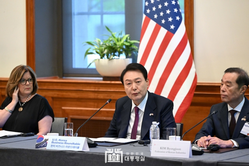 Presiden Yoon Suk Yeol terlihat sedang memberikan pernyataan pada US-Korea Business Roundtable yang digelar pada tanggal 25 April (waktu setempat) di United States Chamber of Commerce, Washington DC, Amerika Serikat. 