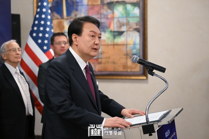 Presiden Yoon Suk Yeol terlihat sedang memberikan pernyataan pada Laporan Investasi yang digelar pada tanggal 25 April (waktu setempat) di United States Chamber of Commerce, Washington DC, Amerika Serikat.