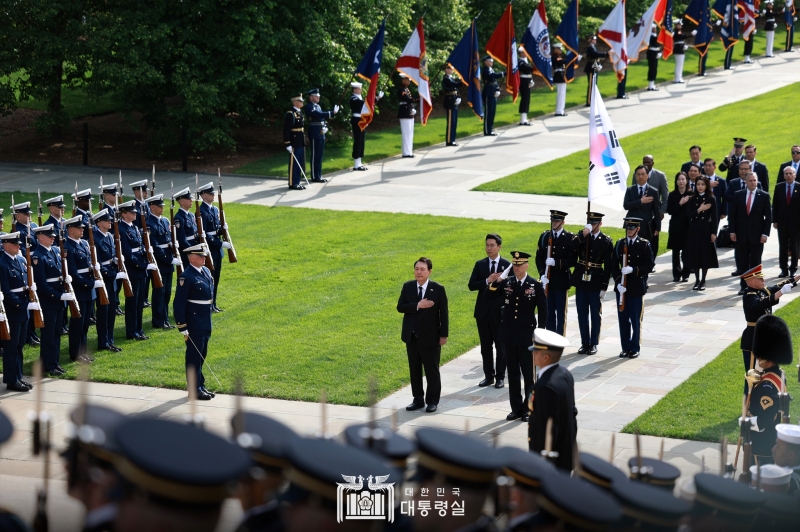 Presiden Yoon Suk Yeol dan Ibu Negara Kim Keon Hee terlihat sedang mengheningkan cipta dan memberikan hormat kepada bendera pada tanggal 25 April (waktu setempat) di Pemakaman Umum Arlington dekat Washington DC. 