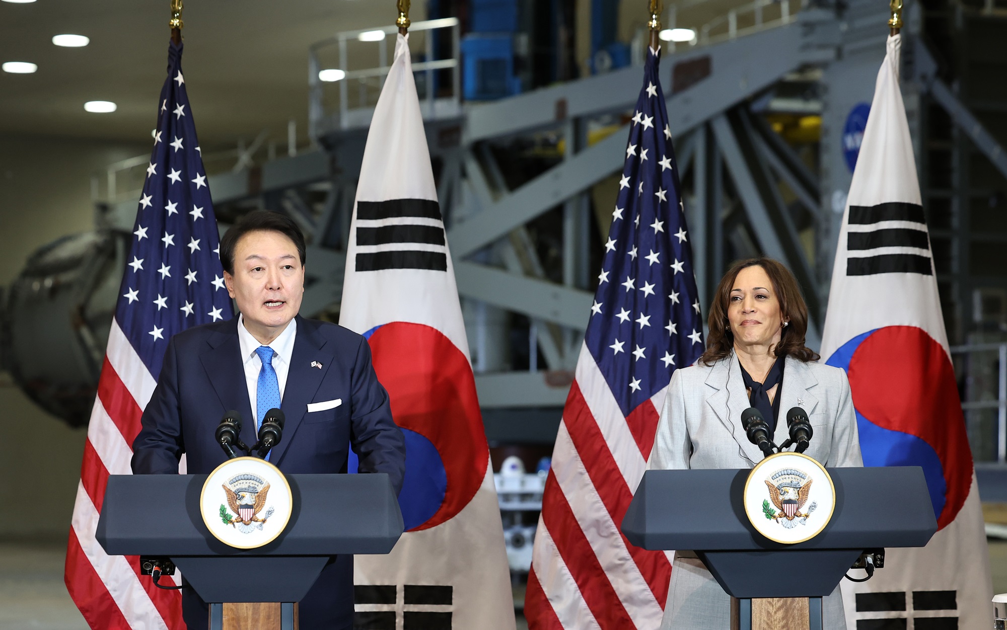 Presiden Yoon Suk Yeol mengunjungi Goddard Space Flight Center bersama dengan Wapres AS, Kamala Harris pada tanggal 25 April (waktu setempat). Goddard Space Flight Center adalah sebuah pusat penelitian luar angkasa milik NASA yang terletak dekat dengan Washington D.C. (Yonhap News) 