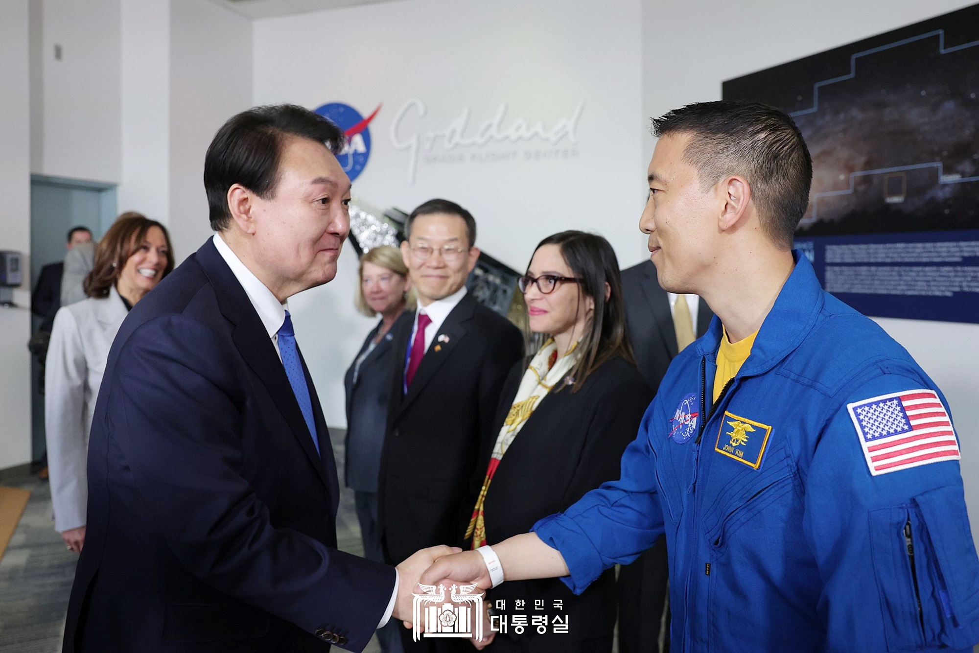 Presiden Yoon Suk Yeol berjabat tangan dengan seorang ilmuwan Korea saat mengunjungi Goddard Space Flight Center pada tanggal 25 April (waktu setempat). (Kantor Kepresidenan Republik Korea) 