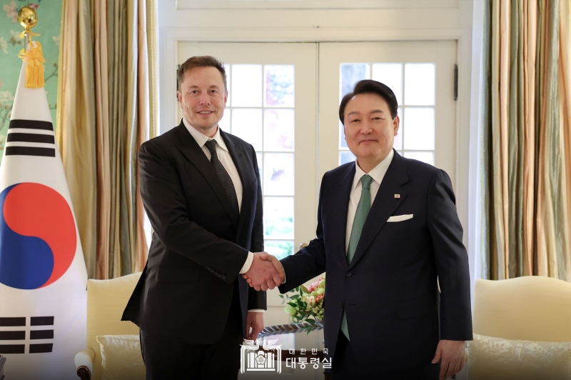 Presiden Yoon Suk Yeol yang sedang dalam kunjungan kenegaraan ke Amerika Serikat berjabat tangan dengan CEO Tesla Elon Musk pada tanggal 26 April (waktu setempat) di Blair House, Wisma Gedung Putih, Washington DC, Amerika Serikat.