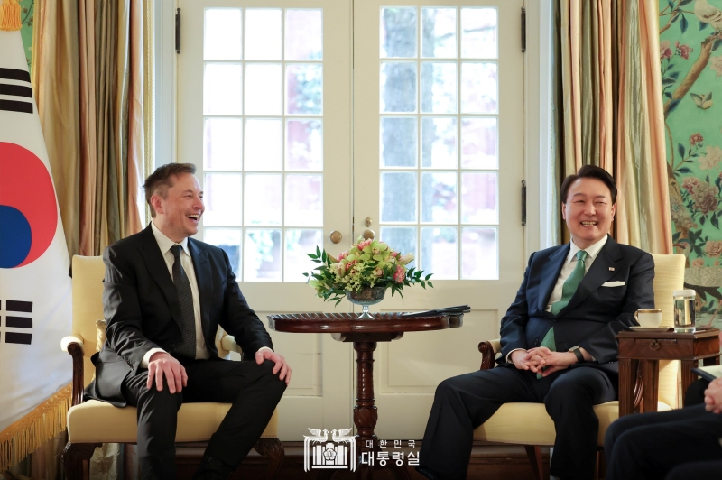 Presiden Yoon Suk Yeol berdialog dengan CEO Tesla Elon Musk pada tanggal 26 April (waktu setempat) di Blair House, Wisma Gedung Putih, Washington DC, Amerika Serikat.