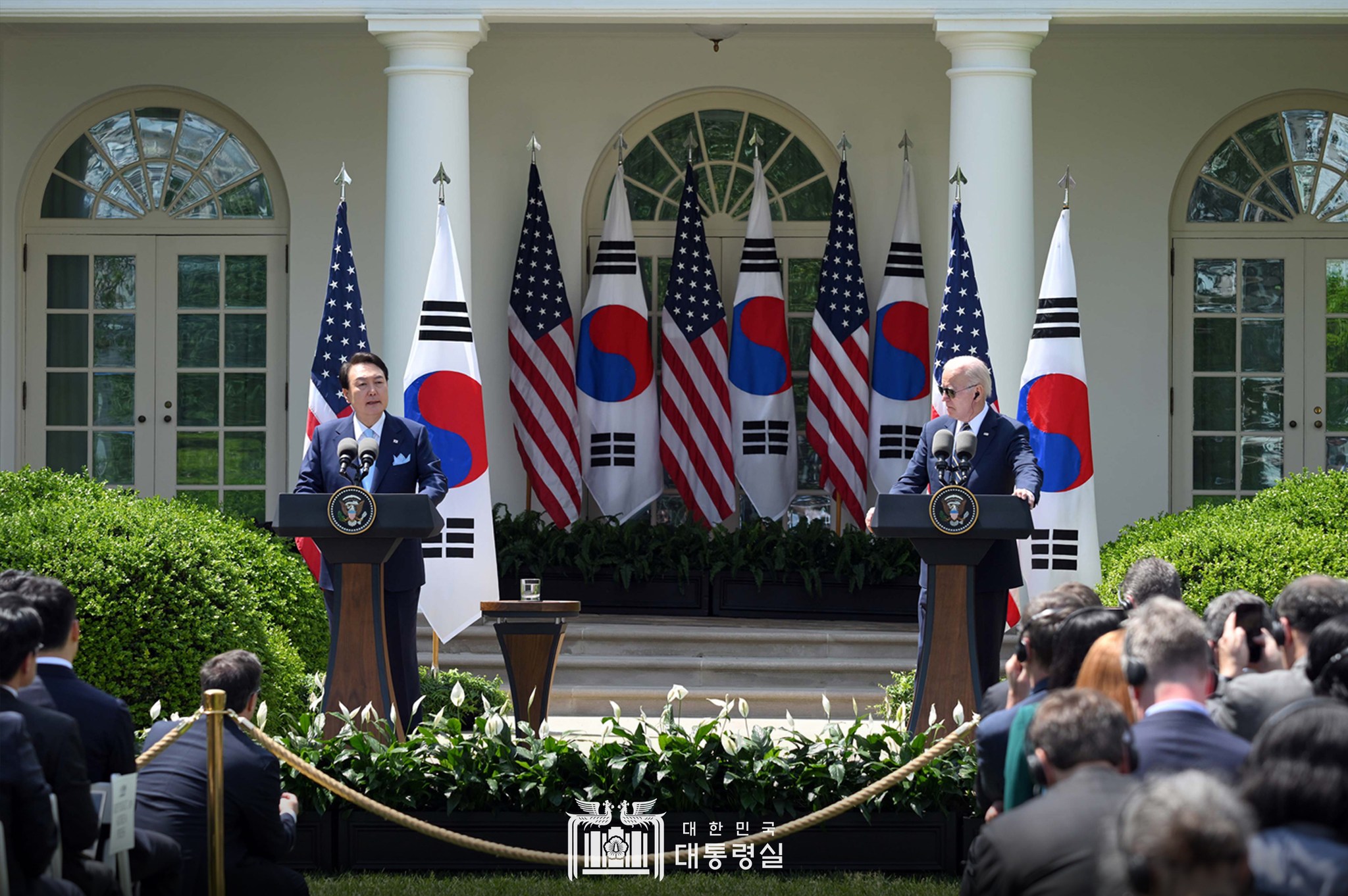 Presiden Yoon Suk Yeol dan Presiden Joe Biden memberikan konferensi pers bersama pada tanggal 26 April (waktu setempat) di Taman Bunga Mawar, Gedung Putih, Washington DC, Amerika Serikat. Kedua pemimpin negara tersebut menyatakan Deklarasi Washington secara resmi. (Kantor Kepresidenan Republik Korea) 