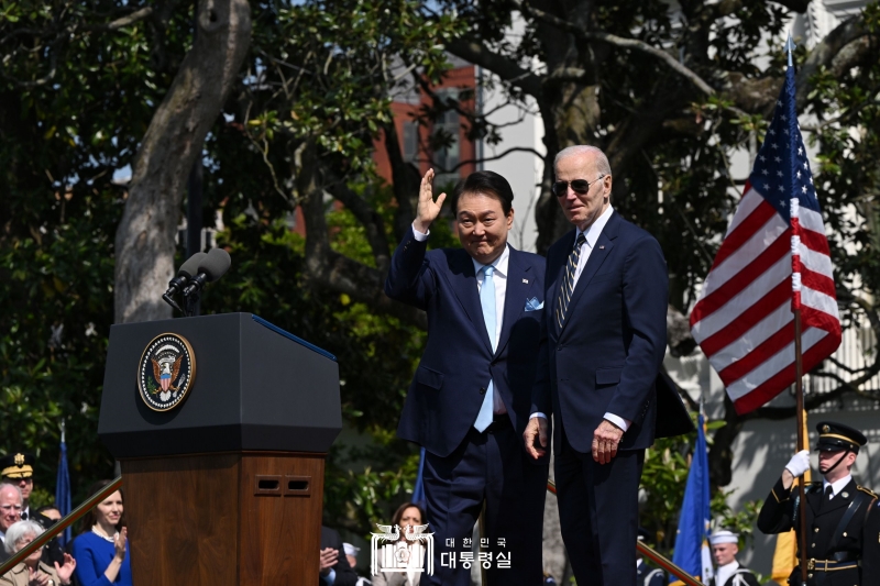  Presiden Yoon Suk Yeol (kiri) memberikan salam kepada seluruh tamu undangan yang hadir pada upacara penyambutan yang digelar pada tanggal 26 April (waktu setempat) di South Lawn, White House, Washington DC, Amerika Serikat. (Kantor Kepresidenan Republik Korea) 