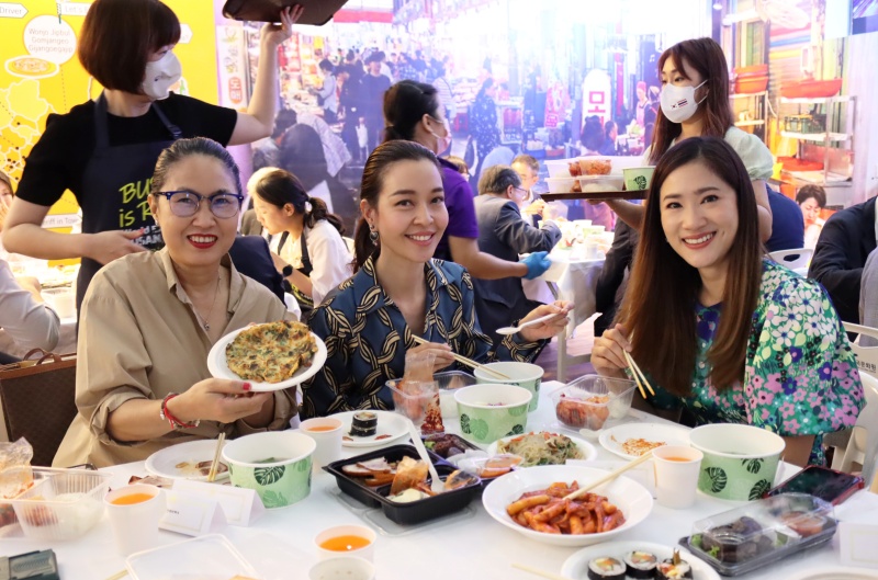 Beberapa orang Thailand sedang mencicipi makanan khas Busan pada upacara pembukaan Pameran Khusus Promosi World Expo 2030 Busan: Zona Kuliner dan Pariwisata Busan dalam Film yang diadakan oleh KCC di Thailand pada tanggal 2 Mei.