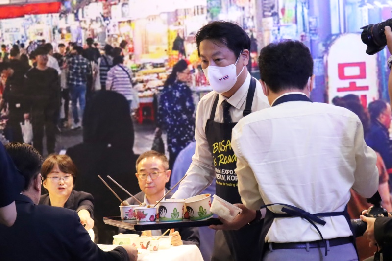 Direktur KCC di Thailand Cho Jae-il mengantarkan makanan kepada para peserta pada pembukaan Pameran Khusus Promosi World Expo 2030 Busan: Zona Kuliner dan Pariwisata Busan dalam Film yang diadakan oleh KCC Thailand pada tanggal 2 Mei (waktu setempat).