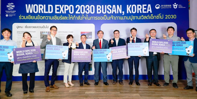 Duta Besar Korea untuk Thailand Moon Seoung-hyun (keenam dari kiri) berdiri bersama para perwakilan perusahaan Korea yang telah beroperasi di Thailand pada upacara pembukaan Pameran Khusus Promosi World Expo 2030 Busan: Zona Kuliner dan Pariwisata Busan dalam Film yang diadakan oleh KCC di Thailand pada tanggal 2 Mei.