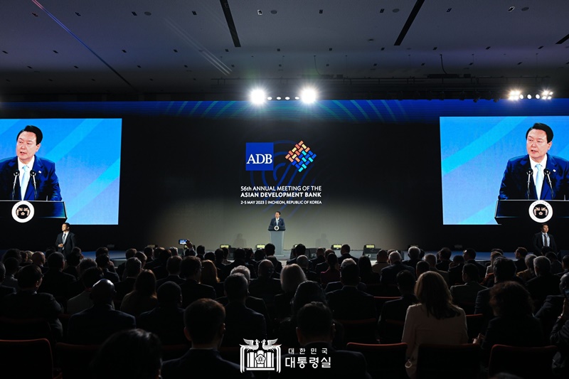 Presiden Yoon Suk Yeol memberikan pidato pada upacara pembukaan Rapat Tahunan ADB ke-56 yang digelar pada tanggal 3 Mei di Songdo Convensia, Yeonsu-gu, Songdo, Incheon. (Kantor Kepresidenen Republik Korea) 