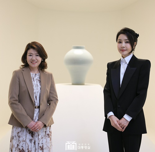 Ibu Kim (kanan) dan Ibu Kishida (kiri) mengambil foto peringatan setelah melihat porselen putih Korea dan Jepang di Museum Seni Leeum yang terletak di Yongsan-gu pada tanggal 8 Mei.