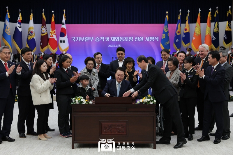 Presiden Yoon Suk Yeol menandatangani revisi Undang-undang Organisasi Pemerintah yang berisi pengangkatan Kementerian Patriot dan Urusan Veteran dari 'sub-kementerian' menjadi 'kementerian yang berdiri penuh.' Penandatanganan ini dilaksanakan dalam acara penandatanganan pendirian agensi baru untuk keturunan Korea serta pendirian kementerian baru untuk para veteran. Acara ini digelar pada tanggal 2 Maret 2023 lalu. Pada hari itu, Presiden Yoon berkata, Tidak ada masa depan bagi negara yang tidak bisa mengingat para para pahlawan yang telah wafat demi tanah airnya. Sangat penting bagi sebuah negara untuk menghormati dan menghargai para pahlawan yang telah berkorban untuk tanah airnya. Kementerian Patriot dan Urusan Veteran menjelaskan bahwa keputusan ini merupakan hasil dari keinginan Presiden Yoon untuk lebih menghargai para veteran perang Korea. (Kantor Kepresidenan Republik Korea) 