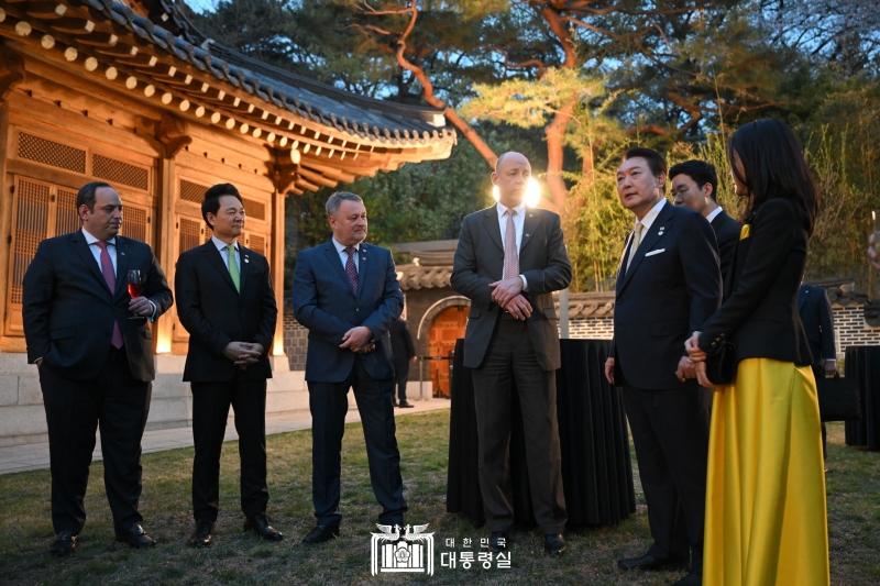 Pada tanggal 3 April, Presiden Yoon Suk Yeol dan Ibu Negara Kim Keon Hee mengobrol dengan Delegasi BIE (Bureau International des Expositions) di Sangchunjae, Cheong Wa Dae. Pada hari itu, Presiden Yoon mengundang Delegasi BIE untuk menghadiri jamuan makan malam di Cheong Wa Dae. Delegasi BIE mengunjungi Korea untuk menginspeksi Busan, kandidat tuan rumah untuk World Expo 2030. Dalam kata sambutannya, Presiden Yoon menekankan bahwa pemerintah mendukung penuh segala aktivitas terkait bidding Busan sebagai tuan rumah World Expo 2030. Presiden Yoon berkata, Kami bisa berbagi pengalaman dan kelebihan kami melalui Busan Expo. Melalui helatan ini, kita bisa mendorong berbagai inovasi dan mencari jawaban dari berbagai tugas serta tantangan yang sedang dihadapi oleh dunia. (Kantor Kepresidenan Republik Korea) 