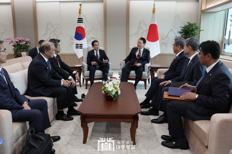 Presiden Yoon Suk Yeol menyelenggarakan dialog bersama Perdana Menteri Fumio Kishida pada tanggal 7 Mei 2023 di Kantor Kepresidenan Republik Korea, Yongsan-gu, Seoul. PM Kishida merupakan PM Jepang pertama yang mengunjungi Korea dalam lima tahun, setelah kunjungan mantan PM Shinzo Abe pada perhelatan Olimpiade Musim Dingin PyeongChang bulan Februari 2018. PM Kishida mengunjungi Korea sebagai kunjungan kenegaraan resmi. Presiden Yoon dan PM Kishida sepakat untuk melanjutkan 'diplomasi ulang alik' yang terhenti pada tahun 2011. (Kantor Kepresidenan Republik Korea) 