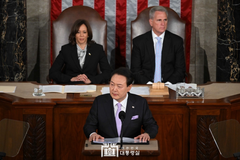 Presiden Yoon Suk Yeol memberikan pidato pada tanggal 27 April 2023 (waktu setempat) di Kongres AS yang terletak di Washington DC, Amerika Serikat. Presiden Yoon adalah presiden Korea pertama dalam sepuluh tahun yang berpidato di podium Kongres AS. Presiden Korea terakhir yang berpidato adalah Presiden Park Geun-hye pada Mei 2013. Presiden Yoon mengatakan dalam pidatonya, Aliansi antara Korea dan AS merupakan aliansi yang dibuat untuk kebebasan Korea pada 70 tahun yang lalu. Saat ini, aliansi ini sudah berkembang menjadi aliansi global yang menjaga kebebasan dan perdamaian dunia. Aliansi Korea dan AS merupakan aliansi yang memiliki nilai-nilai yang sama, yaitu kebebasan, hak asasi, dan demokrasi. Dunia yang akan kita buat bersama adalah dunia yang memberikan kesempatan tanpa batas untuk generasi mendatang. Saya memohon agar Anda semua juga memiliki semangat yang sama. Presiden Yoon berpidato selama 40 menit dalam bahasa Inggris. (Kantor Kepresidenan Republik Korea) 