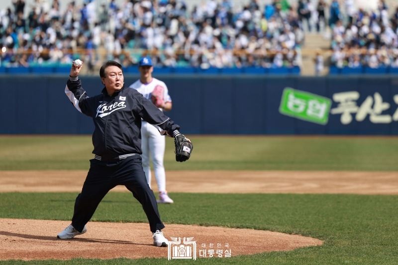 Presiden Yoon Suk Yeol melemparkan bola bisbol pada hari pembukaan musim pertandingan bisbol profesional Korea tahun 2023 yang digelar tanggal 1 April di Daegu Samsung Lions Park, Suseong-gu, Kota Daegu. Presiden Yoon merupakan presiden Korea ketiga yang melemparkan bola bisbol pertama pada pembukaan musim baru untuk pertandingan bisbol profesional Korea. Presiden Yoon merupakan presiden Korea pertama yang hadir di stadion yang berada di luar wilayah Ibu Kota Seoul. Partai Kekuatan Rakyat Korea menyatakan bahwa Presiden Yoon merupakan penggemar Klub Doosan Bears karena Presiden Yoon merupakan lulusan dari SMA Choongam, sebuah SMA yang terkenal dengan bisbolnya. Bola yang dilempar oleh Presiden Yoon akan dipamerkan di Musim Bisbol yang akan didirikan di Gijang-gun, Kota Busan. (Kantor Kepresidenan Republik Korea) 