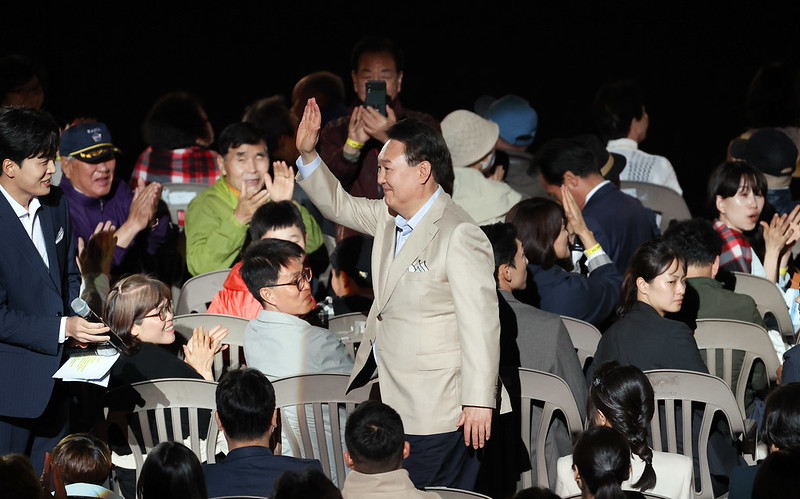 Presiden Yoon Suk Yeol memberikan salam kepada para tamu undangan yang hadir dalam Konser Khusus Peringatan Setahun Pembukaan Cheong Wa Dae untuk Publik yang digelar pada tanggal 10 Mei di Grand Garden, Cheong Wa Dae. (Kim Sunjoo) 