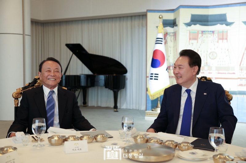 Presiden Yoon Suk Yeol (kanan) mengadakan jamuan makan malam dengan mantan Perdana Menteri Jepang Taro Aso (wakil ketua Partai Demokrat Liberal) di kediaman presiden di Hannam-dong, Yongsan-gu, Seoul pada sore hari tanggal 11 Mei.