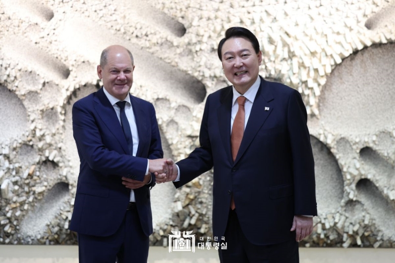 Presiden Yoon Suk Yeol (kanan) berjabat tangan dengan Kanselir Jerman Olaf Scholz pada KTT Korea-Jerman yang diadakan di kantor perwakilan Republik Korea untuk PBB di New York pada 21 September 2022 (waktu setempat).