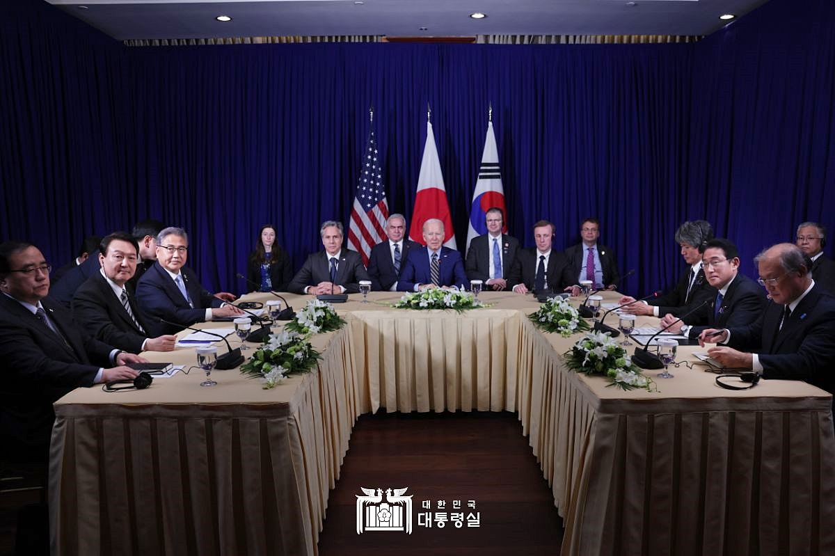 Presiden Yoon Suk Yeol akan menghadiri KTT G7 pada tanggal 19-21 Mei di Hiroshima, Jepang. Foto di atas menunjukkan Presiden Yoon (kedua dari kiri), Presiden AS Joe Biden (tengah), dan Perdana Menteri Jepang Fumio Kishida (kedua dari kanan) saat menghadiri KTT Korea-AS-Jepang pada tanggal 13 November 2022 di sebuah hotel di Phnom Penh, Kamboja. (Kantor Kepresidenan Republik Korea) 