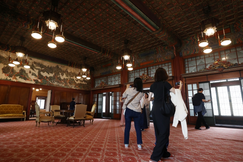 Pada tanggal 16 Mei, para peserta program yang bernama Melihat Lebih Dalam ke Istana Changdeokgung, Huijeongdang (terjemahan tidak resmi) melihat-lihat di dalam Huijeongdang di Istana Changdeokgung di Jongno-gu, Seoul. Departemen Istana dan Makam Kerajaan di Badan Administrasi Warisan Budaya Korea menjalankan program bernama Melihat Lebih Dalam ke Istana Changdeokgung, Huijeongdang. Program ini memungkinkan para pengunjung untuk melakukan tur di dalam Istana Huijeongdang di Istana Changdeokgung mulai 16 Mei hingga 3 Juni. Ditunjuk sebagai Harta Nasional No.815 pada tahun 1985, Huijeongdang awalnya digunakan sebagai ruang tidur istana. Sejak akhir Dinasti Joseon, Huijeongdang telah digunakan sebagai kantor raja tempat diadakannya laporan bisnis dan diskusi kebijakan nasional. (Yonhap News)