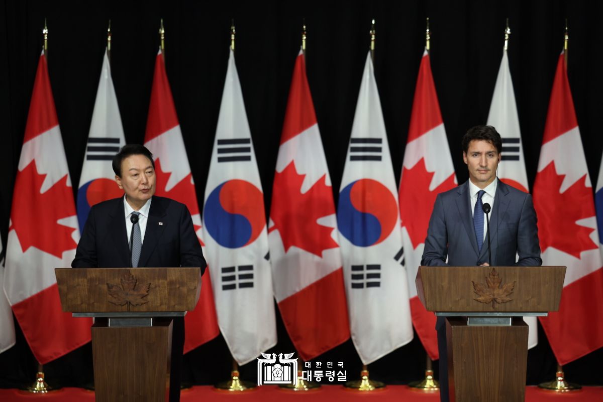 Presiden Yoon Suk Yeol (kiri) dan Perdana Menteri Kanada, Justin Trudeau (kanan) memberikan konferensi pers bersama setelah melakukan Konferensi Tingkat Tinggi Korea-Kanada pada tanggal 23 September 2022 (waktu setempat) di Ottawa, Kanada. 