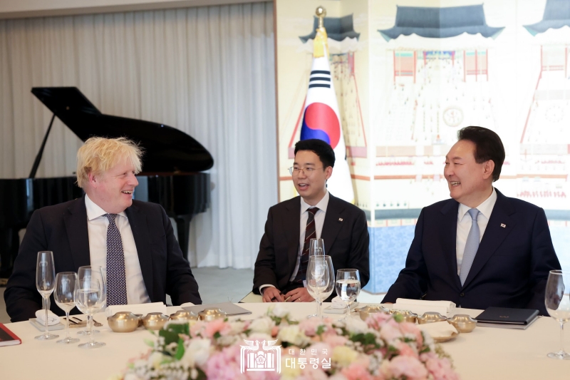 Presiden Yoon Suk Yeol (kanan) menjamu mantan PM Inggris, Boris Johnson pada tanggal 16 Mei di kediamannya yang terletak di Hannam-dong, Yongsan, Seoul. 