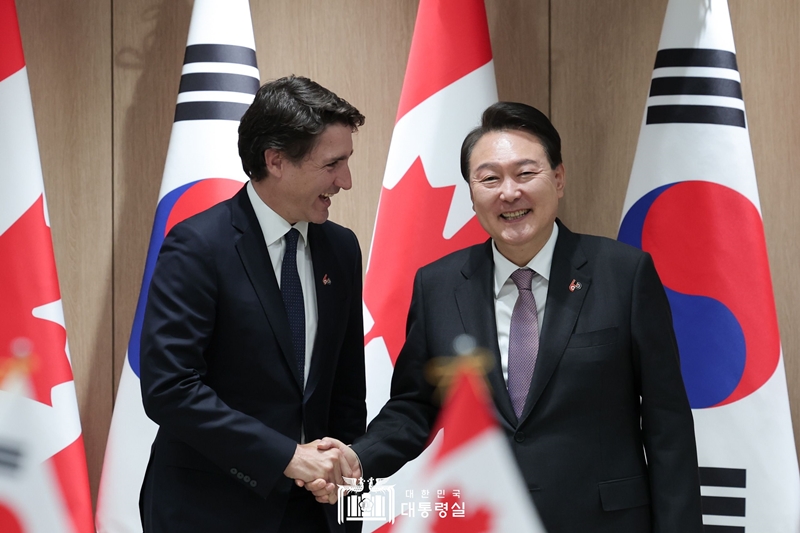 Presiden Yoon Suk Yeol (kanan) berjabat tangan dengan PM Justin Trudeau sebelum penyelenggaraan KTT Korea-Kanada pada tanggal 17 Mei di Kantor Kepresidenan, Yongsan, Seoul. (Kantor Kepresidenan Republik Korea) 