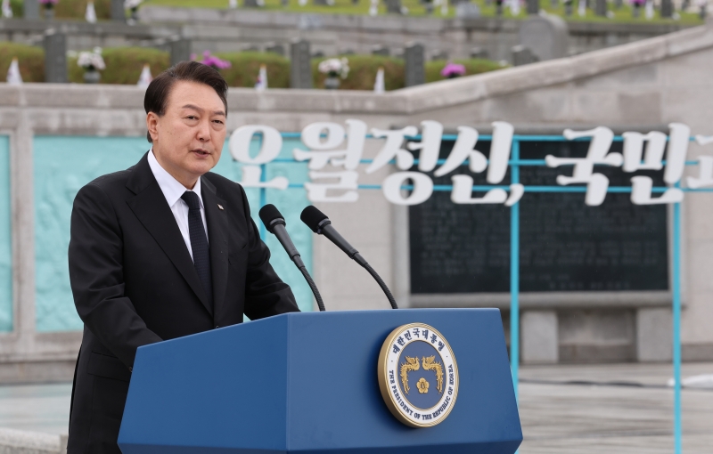  Presiden Yoon Suk Yeol memberi kata sambutan pada upacara peringatan 43 tahun Pergerakan Demokratisasi 18 Mei di Pemakaman Nasional 18 Mei di Gwangju pada tanggal 18 Mei. (Yonhap News)