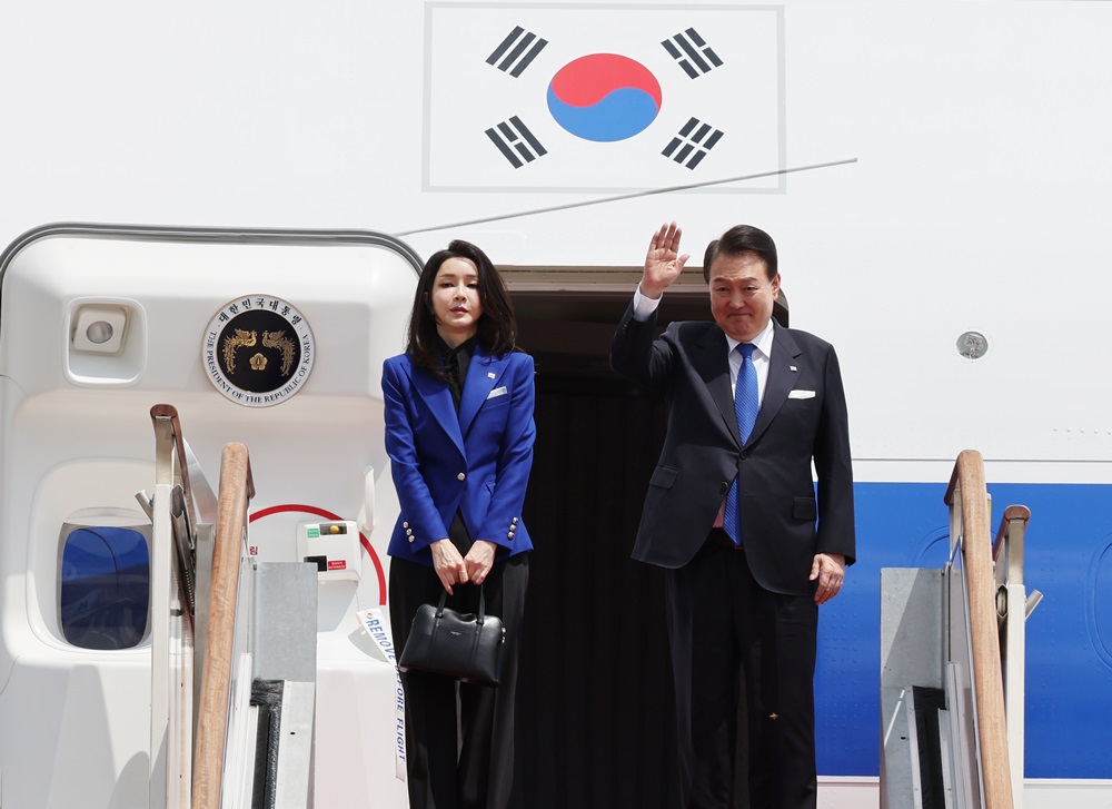 Presiden Yoon Suk Yeol berangkat ke Jepang pada tanggal 19 Mei untuk menghadiri KTT G7 yang akan diselenggarakan di Hiroshima, Jepang. Foto di atas menunjukkan Presiden Yoon dan Ibu Negara Kim Keon Hee yang memberi salam sebelum berangkat dari Bandara Seoul, Seongnam. (Yonhap News) 