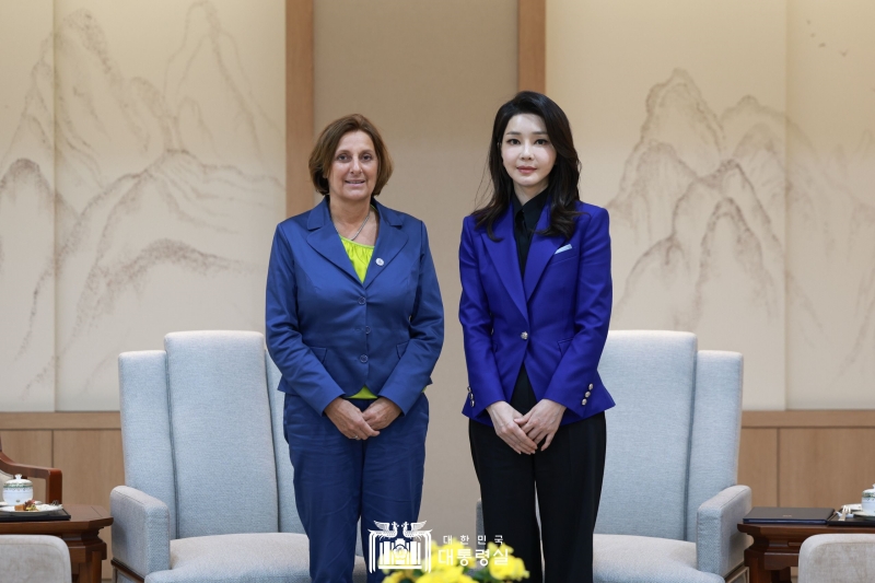 Ibu Negara Kim Keon Hee (kanan) berfoto bersama Ibu Britta Ernst pada tanggal 21 Mei di Kantor Kepresidenan, Yongsan, Seoul. Ibu Ernst adalah istri dari Kanselir Jerman, Olaf Scholz. 