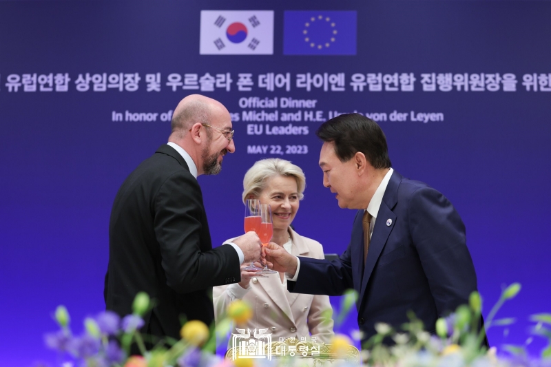 Presiden Yoon Suk Yeol (kanan) bersulang dengan Presiden Dewan Eropa Charles Michel (kiri) dan Presiden Komisi Uni Eropa Ursula von der Leyen (tengah) pada jamuan makan malam yang digelar pada tanggal 22 Mei di Kantor Kepresidenan, Yongsan, Seoul. 