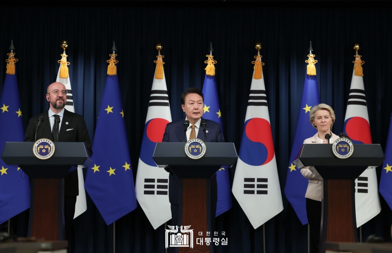 Presiden Yoon Suk Yeol (tengah) memberikan konferensi pers dengan Presiden Dewan Eropa Charles Michel (kiri) dan Presiden Komisi Uni Eropa Ursula von der Leyen (kanan) pada tanggal 22 Mei di Kantor Kepresidenan, Yongsan, Seoul. 