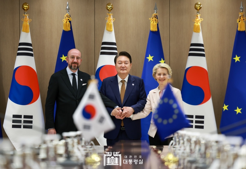 Presiden Yoon Suk Yeol (tengah) berfoto dengan Presiden Dewan Eropa Charles Michel (kiri) dan Presiden Komisi Uni Eropa Ursula von der Leyen (kanan) sebelum KTT Korea-EU pada tanggal 22 Mei di Kantor Kepresidenan, Yongsan, Seoul. 