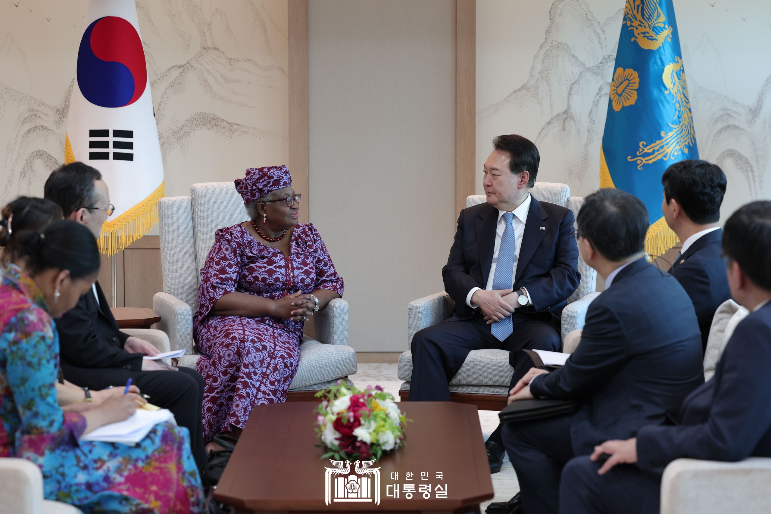 Presiden Yoon Suk Yeol bertemu dengan Direktur Jenderal WTO Ngozi Okonjo-Iweala pada tanggal 23 Mei di Kantor Kepresidenan, Yongsan, Seoul. 