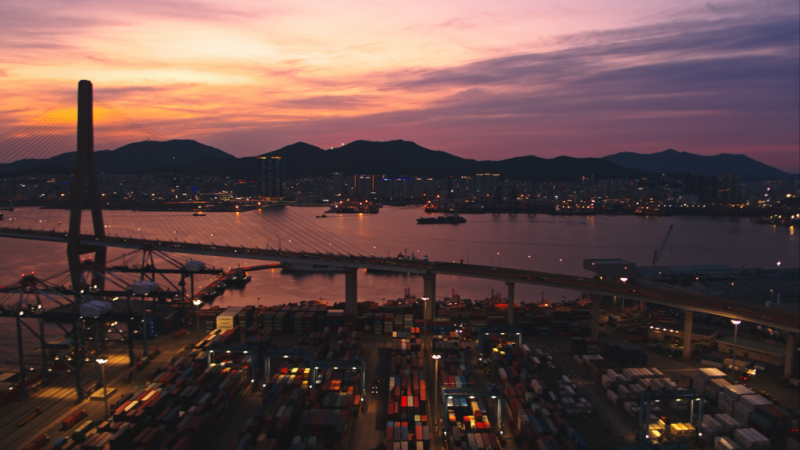 Foto di atas menunjukkan Pelabuhan Busan yang dipamerkan dalam sebuah pameran khusus bertajuk Busan yang penuh dengan semangat, kota yang terhubung dengan laut (terjemahan tidak resmi). Pameran ini diselenggarakan oleh KCC Prancis mulai tanggal 31 Mei mendatang (waktu setempat). (KCC Prancis) 