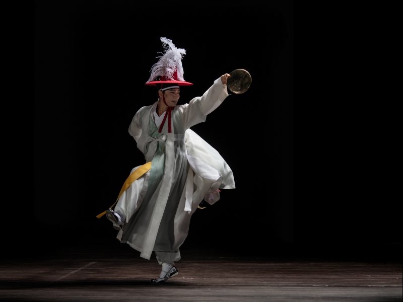 Busan National Gugak Center akan menampilkan Musik dan tarian untuk penyembuhan (terjemahan tidak resmi) pada tanggal 1 Juni di Guimet National Museum of Asian Arts. Foto di atas merupakan salah satu bagian dari pertunjukan jinsoe. (Busan National Gugak Center) 