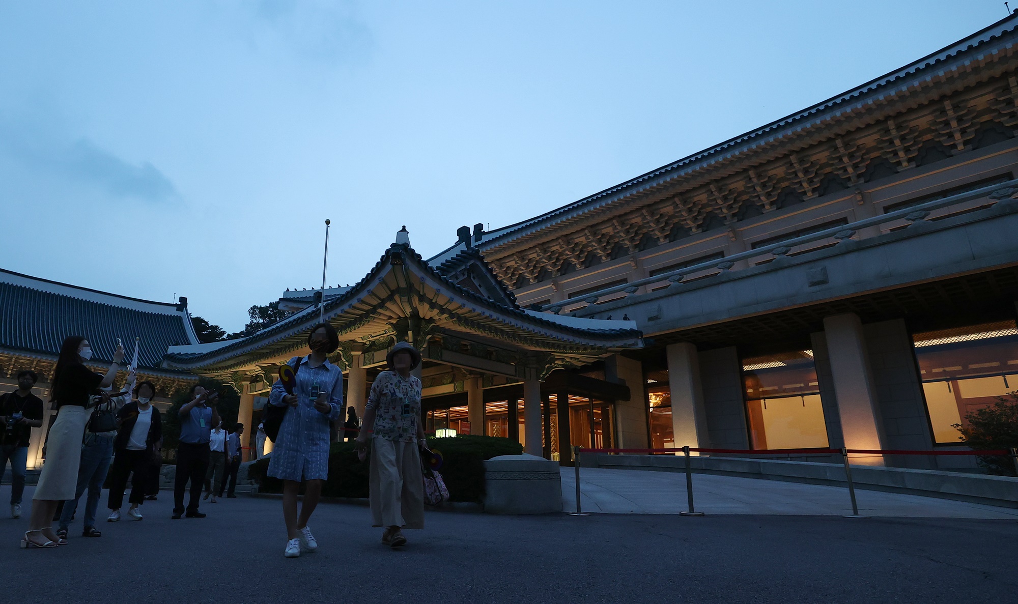 Acara Jalan kaki malam di tengah musim panas di Cheong Wa Dae (terjemahan tidak resmi) yang digelar pada tanggal 19 Juli 2022 khusus untuk wartawan. (Yonhap News) 