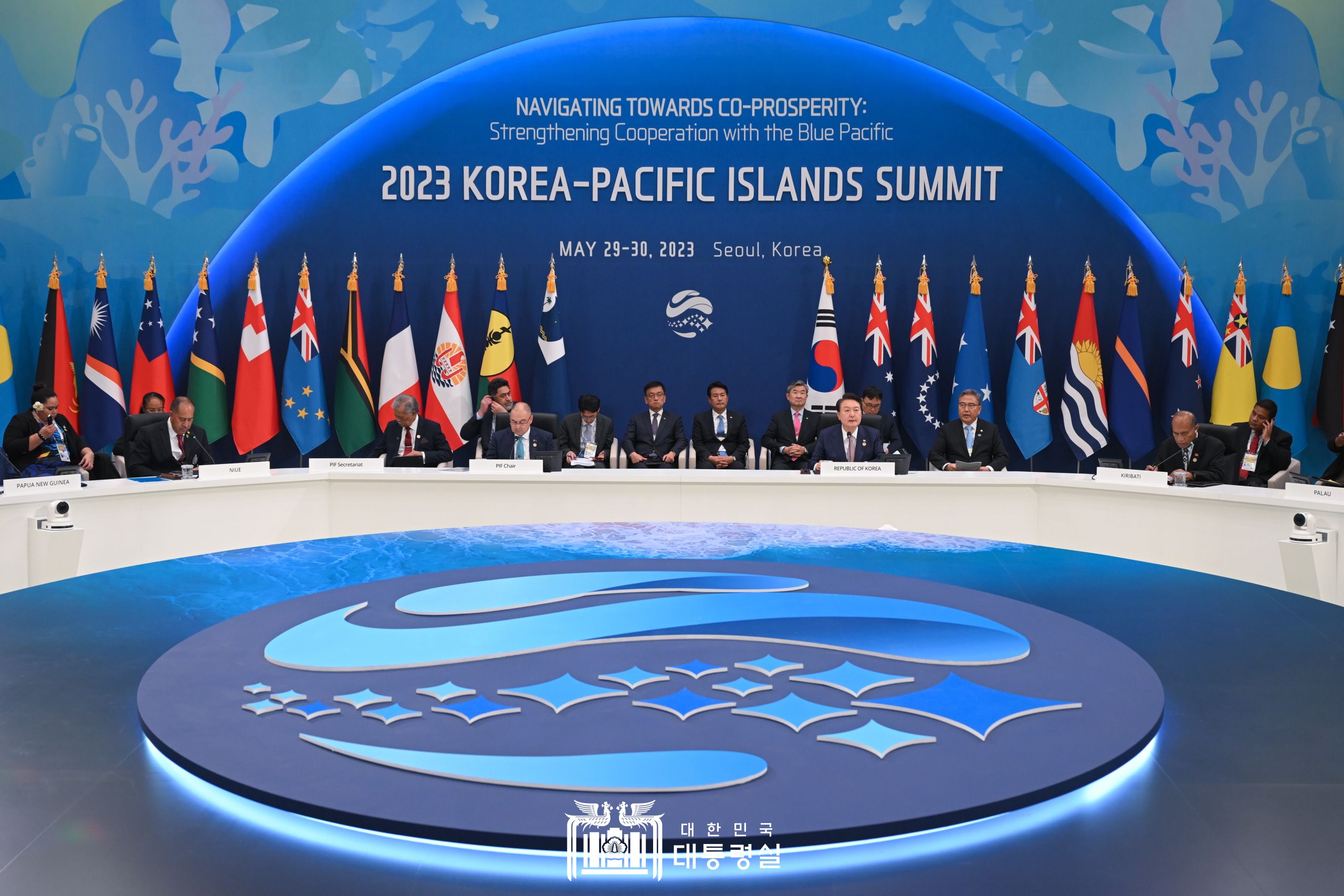 Presiden Yoon memimpin KTT antara Korea dengan Negara-negara Kepulauan Pasifik tahun 2023 pada tanggal 29 Mei di Yeongbingwan, Cheong Wa Dae, Seoul. Tema dari KTT tersebut adalah Berlayar menuju kemakmuran bersama: penguatan kerja sama dengan Pasifik yang biru (terjemahan tidak resmi). 