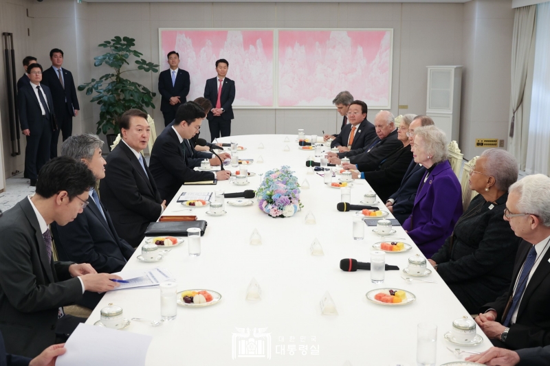 Presiden Yoon Suk Yeol bertemu dengan para anggota The Elders pada tanggal 30 Mei di Aula Nuri, Kantor Kepresidenan Yongsan. (Kantor Kepresidenan Republik Korea) 