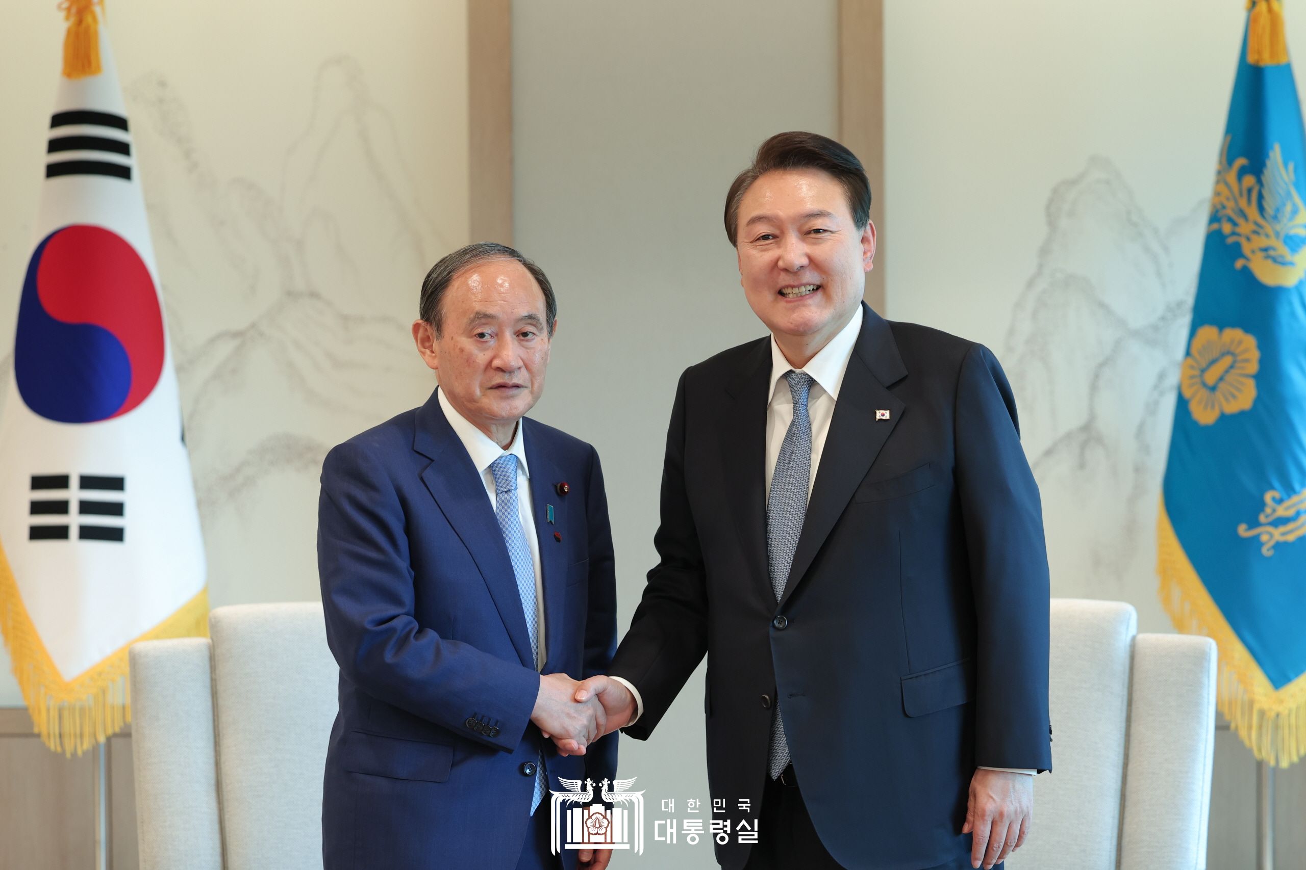 Presiden Yoon Suk Yeol (kanan) bertemu dengan mantan Perdana Menteri Jepang, Yoshihide Suga pada tanggal 31 Mei di Kantor Kepresidenan, Yongsan, Seoul. (Kantor Kepresidenan Republik Korea) 